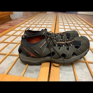 Eddie Bauer water shoes size 13
